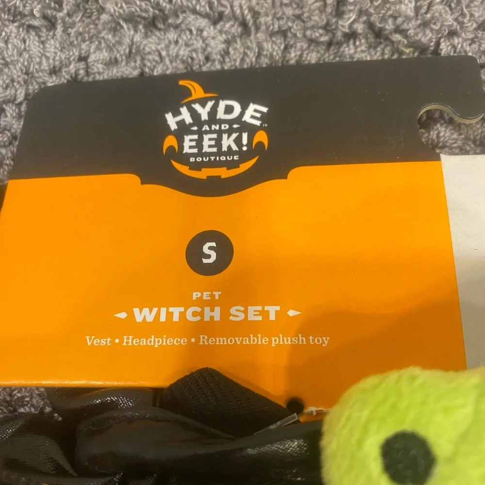 Hyde & EEK! adorable witch
